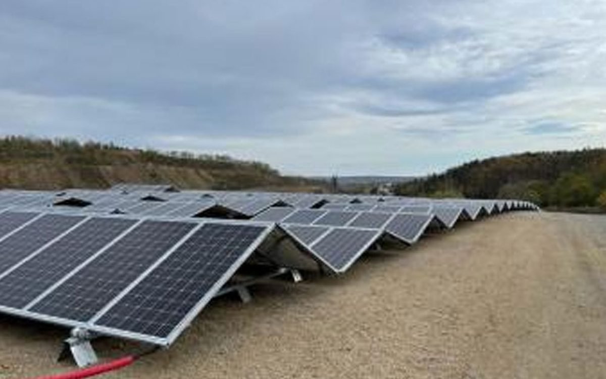 Clear ground solar installation for gas hybrid microgrid