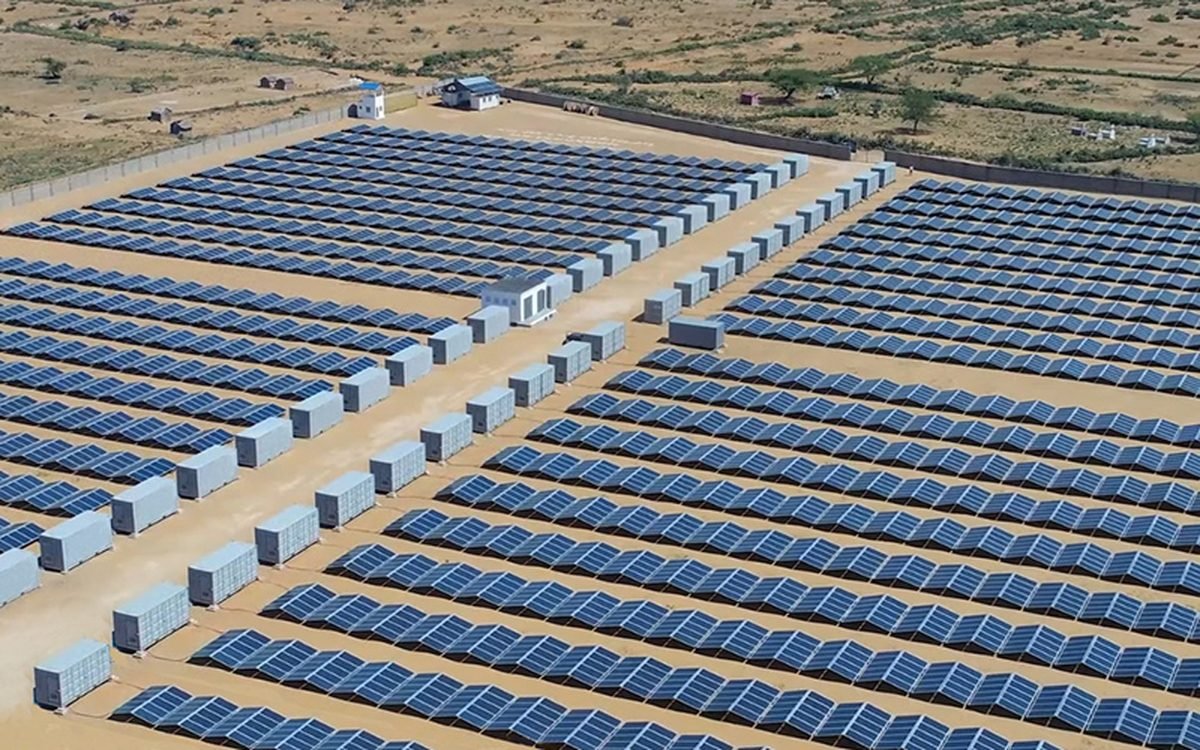 Large solar field for gas hybrid microgrid energy cost optimization
